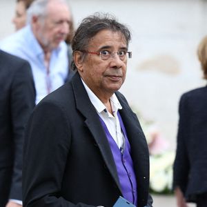 Laurent Voulzy quittant la cérémonie d'enterrement de la chanteuse française Françoise Hardy au crématorium du Père Lachaise à Paris, France, le 20 juin 2024. Photo par Raphael Lafargue/ABACAPRESS.COM