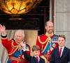 Cette célébration annuelle s'est déroulée le 14 juin 2025 à Londres en compagnie des membres actifs de la famille royale britannique.
(de gauche à droite) La reine Camilla, le roi Charles III, le prince Louis, le prince de Galles, le prince George, la princesse de Galles et la princesse Charlotte sur le balcon du palais de Buckingham, à Londres, pour assister au défilé aérien qui suit la cérémonie de la montée des couleurs dans le centre de Londres, à l'occasion de l'anniversaire officiel du roi Charles III. Le 14 juin 2025. Photo par Aaron Chown/PA Wire/ABACAPRESS.COM