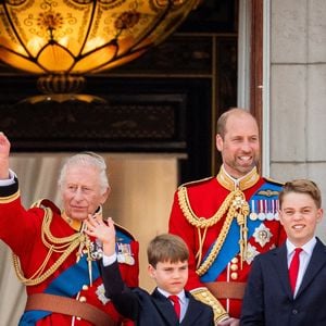 Cette célébration annuelle s'est déroulée le 14 juin 2025 à Londres en compagnie des membres actifs de la famille royale britannique.

(de gauche à droite) La reine Camilla, le roi Charles III, le prince Louis, le prince de Galles, le prince George, la princesse de Galles et la princesse Charlotte sur le balcon du palais de Buckingham, à Londres, pour assister au défilé aérien qui suit la cérémonie de la montée des couleurs dans le centre de Londres, à l'occasion de l'anniversaire officiel du roi Charles III.  Le 14 juin 2025. Photo par Aaron Chown/PA Wire/ABACAPRESS.COM