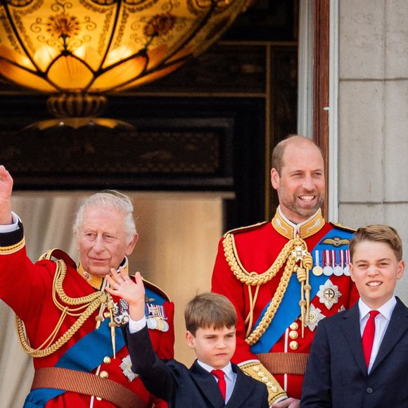 Cette célébration annuelle s'est déroulée le 14 juin 2025 à Londres en compagnie des membres actifs de la famille royale britannique.

(de gauche à droite) La reine Camilla, le roi Charles III, le prince Louis, le prince de Galles, le prince George, la princesse de Galles et la princesse Charlotte sur le balcon du palais de Buckingham, à Londres, pour assister au défilé aérien qui suit la cérémonie de la montée des couleurs dans le centre de Londres, à l'occasion de l'anniversaire officiel du roi Charles III.  Le 14 juin 2025. Photo par Aaron Chown/PA Wire/ABACAPRESS.COM