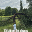 "C'était pas des blagues" : Un chanteur français et sa femme américaine dévoilent les dommages chez eux, après les orages en France