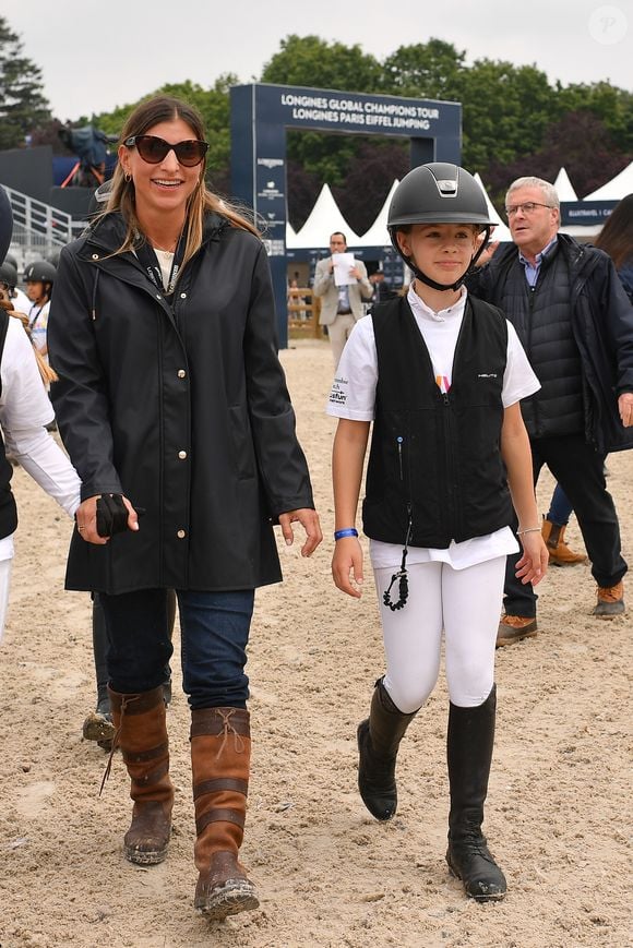 Giulia Sarkozy - N.Sarkozy et sa femme C.Bruni viennent soutenir leur fille G.Sarkozy pendant l’épreuve Kids Cup L’Envol lors de la 10ème édition du "Longines Paris Eiffel Jumping" à la Plaine de Jeux de Bagatelle à Paris, France, le 21 juin 2024. 

© Perusseau-Veeren/Bestimage