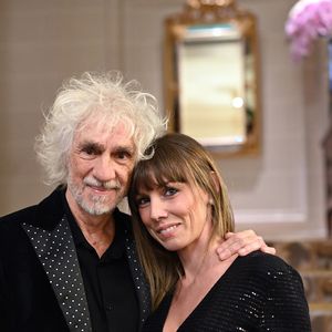Elle en a également profité pour échanger avec des sapeurs-pompiers et repartir avec leur nouvel écusson.
Louis Bertignac et sa femme Laetitia Brichet lors du photocall et du cocktail de la soirée des "Stéthos d'or 2023" à l'hôtel Four Seasons George V à Paris, France, le 27 mars 2023.
© Bellak-Guirec/Bestimage