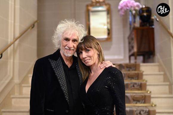 Elle en a également profité pour échanger avec des sapeurs-pompiers et repartir avec leur nouvel écusson.

Louis Bertignac et sa femme Laetitia Brichet lors du photocall et du cocktail de la soirée des "Stéthos d'or 2023" à l'hôtel Four Seasons George V à Paris, France, le 27 mars 2023. 

© Bellak-Guirec/Bestimage