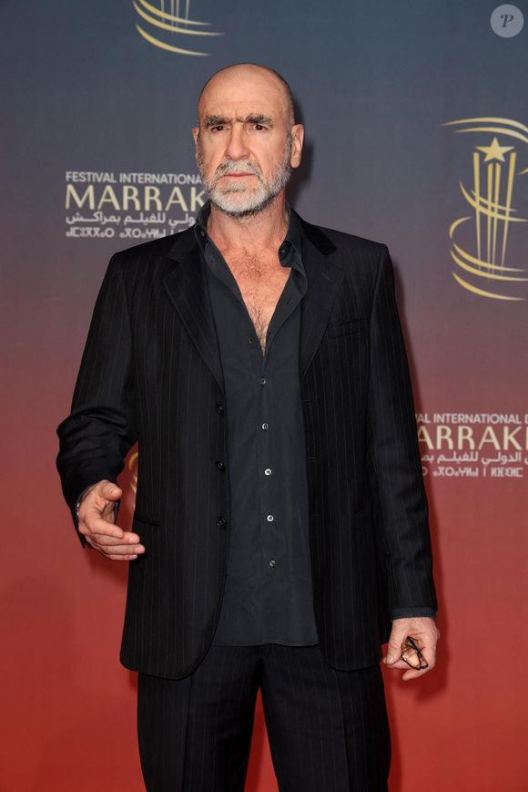 Dans sa légende, il lui rend hommage en écrivant que "le ciel compte désormais le plus bel ange". 

Eric Cantona - 21ème Festival du film de Marrakech au Maroc le 1er décembre 2024. © Dominique Jacovides/Bestimage