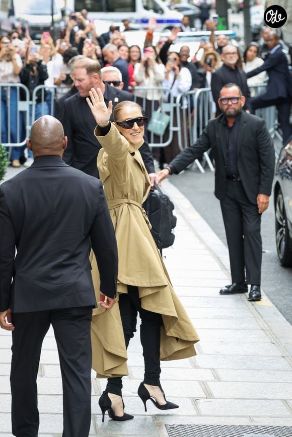 Céline Dion acclamée par ses fans à son arrivée au palace Royal Monceau à Paris, le 28 août 2026. © CYRIL MOREAU / BESTIMAGE