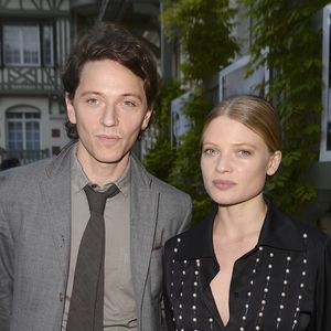 Raphaël fait une rare confidence sur sa famille.

Raphaël et Mélanie Thierry à l'inauguration de l'hôtel Barrière Le Normandy à Deauville.

Photo : Coadic Guirec / Bestimage