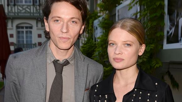 "Pour ma femme et mes gosses" : le chanteur Raphaël évoque Mélanie Thierry et leurs trois enfants, dont le petit dernier Isaac âgé de 1 an