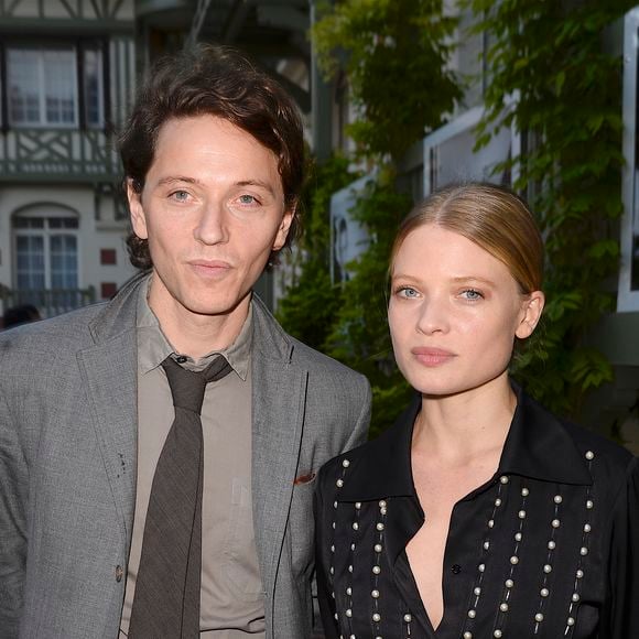 Raphaël fait une rare confidence sur sa famille.

Raphaël et Mélanie Thierry à l'inauguration de l'hôtel Barrière Le Normandy à Deauville.

Photo : Coadic Guirec / Bestimage