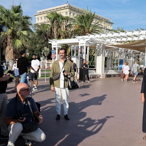 Leïla Bekhti, Jean-Pierre Jeunet et Valérie Perrin - Photocall du film "Changer l'eau des fleurs" réalisé par J.-Pierre Jeunet d'après le roman de V.Perrin dans le cadre de la 8ème édition du Festival Ciné Roman à Nice le 28 Septembre 2026. © Jacovides-Bebert/Bestimage