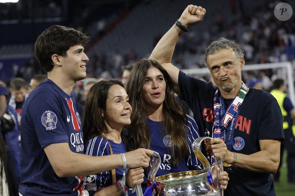 Luis Enrique célèbre avec sa femme Elena Cullell et ses enfants - Le PSG remporte la Ligue Des Champions 2025, pour la première fois de son histoire, face à l'Inter Milan (5-0) à l'Allianz Arena de Munich, le 31 mai 2025.
© Cyril Moreau/Bestimage