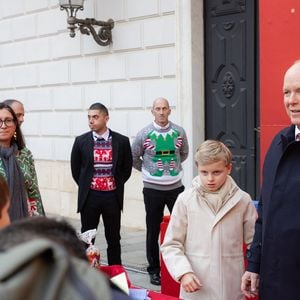 Le prince Albert II de Monaco, Le prince Jacques de Monaco, marquis des Baux - La famille princière de Monaco offre les traditionnels cadeaux de Noël aux enfants monégasques dans la Cour du Palais Princier, le 18 décembre 2024. 
© Olivier Huitel / Pool Monaco / Bestimage