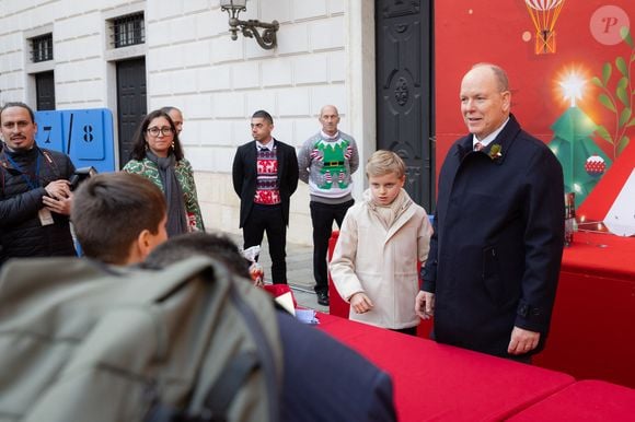 Le prince Albert II de Monaco, Le prince Jacques de Monaco, marquis des Baux - La famille princière de Monaco offre les traditionnels cadeaux de Noël aux enfants monégasques dans la Cour du Palais Princier, le 18 décembre 2024. 
© Olivier Huitel / Pool Monaco / Bestimage