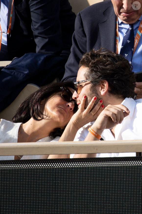 Florence Foresti et son compagnon Alexandre Kominek - People dans les tribunes lors des Internationaux de France de Tennis de Roland Garros 2022 à Paris le 29 mai 2022. © Cyril Moreau/Bestimage