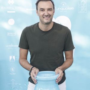 Cyril Lignac lors d'un tournoi de pétanque  place des Lices organisé par le magazine Turquoise pour l'association Sourire à la vie à Saint-Tropez le 10 août 2022.

© Jack Tribeca / Bestimage
