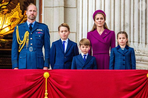 Le prince William de Galles, Catherine, princesse de Galles, le prince George, la princesse Charlotte et le prince Louis lors de leur apparition sur le balcon du palais de Buckingham pour assister au défilé aérien du 80e jour de la VE par les forces armées au-dessus du Mall et du palais de Buckingham à Londres, marquant le 80e anniversaire de la fin de la Seconde Guerre mondiale en Europe. Londres, Royaume-Uni, le 5 mai 2025. Photo par Mischa Schoemaker/ABACAPRESS.COM