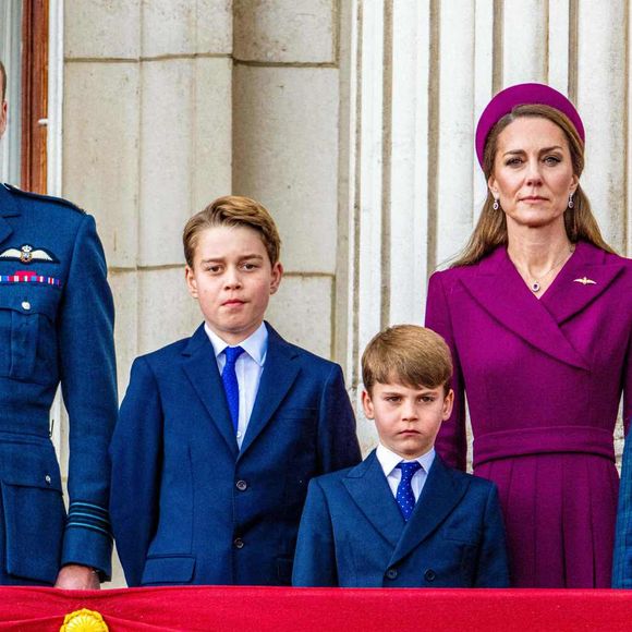 Le prince William de Galles, Catherine, princesse de Galles, le prince George, la princesse Charlotte et le prince Louis lors de leur apparition sur le balcon du palais de Buckingham pour assister au défilé aérien du 80e jour de la VE par les forces armées au-dessus du Mall et du palais de Buckingham à Londres, marquant le 80e anniversaire de la fin de la Seconde Guerre mondiale en Europe. Londres, Royaume-Uni, le 5 mai 2025. Photo par Mischa Schoemaker/ABACAPRESS.COM