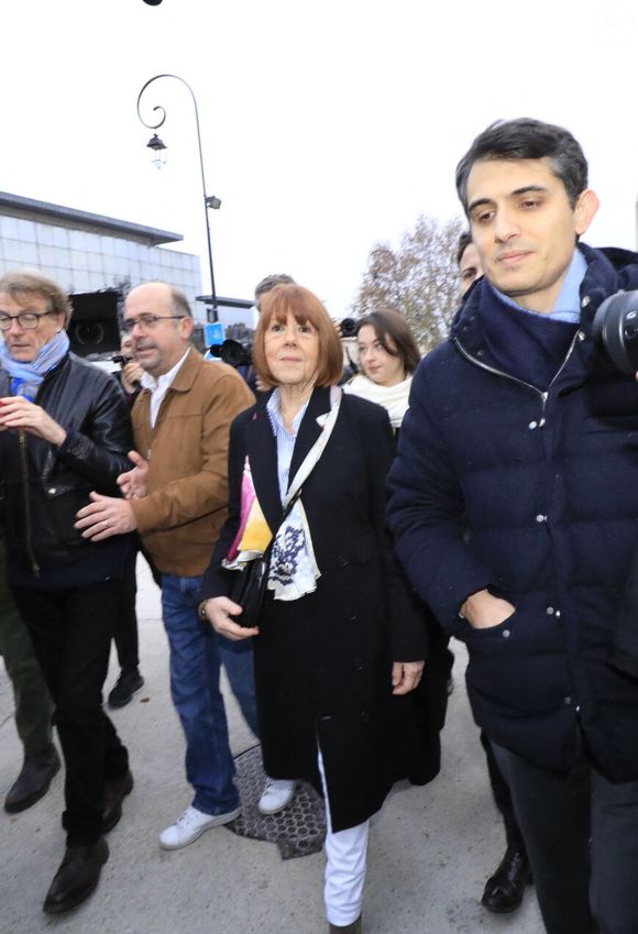 Gisèle Pélicot et son avocat, Stéphane Babonneau à leur arrivée au tribunal d'Avignon - Procès de l'ex-mari D.Pelicot, accusé de l'avoir droguée pendant près de dix ans et d'avoir invité des inconnus à la violer à leur domicile de Mazan, une petite ville du sud de la France, à Avignon le 19 décembre 2024. 2024. Un tribunal de la ville méridionale d'Avignon juge D.Pelicot, un retraité de 71 ans, pour avoir violé à plusieurs reprises et enrôlé des dizaines d'étrangers pour violer sa femme fortement sous sédatifs dans son propre lit pendant une décennie. Cinquante autres hommes, âgés de 26 à 74 ans, sont également jugés pour leur implication présumée, dans une affaire qui a horrifié la France. Les procédures judiciaires, qui se déroulent jusqu'en décembre, sont ouvertes au public à la demande de l'ex-femme et victime de Dominique Pelicot. Ce jeudi matin, la cour criminelle du Vaucluse a rendu son verdict dans l'affaire des viols de Mazan. Dominique Pelicot est condamné à 20 ans de réclusion criminelle et l'ensemble des 51 accusés sont reconnus coupables. © Franz Chavaroche / Bestimage