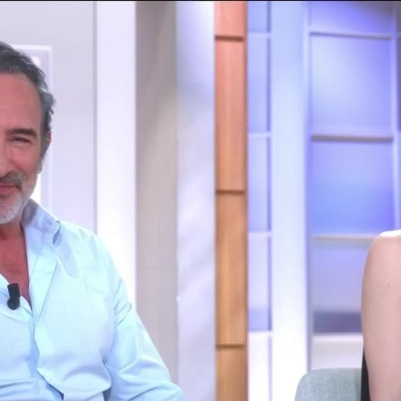 Jean Dujardin surpris par Jeanne Cherhal dans "C à vous", diffusé sur France 5 ce 11 mars 2026

Copyright : Capture d'écran France 5 / C à vous