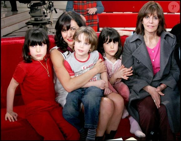 Lio et son fils Diego, ses filles Garance et Léa et sa mère lors de l'enregistrement de l'émission "Vivement dimanche" le 28 février 2007.  © Guillaume Gaffiot/Bestimage