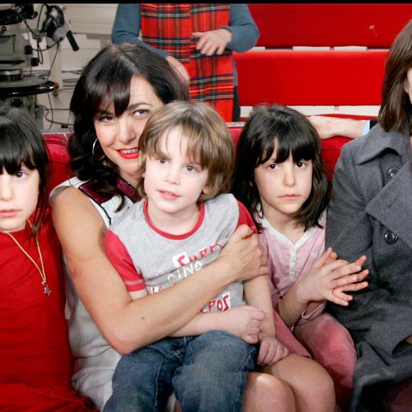 Lio et son fils Diego, ses filles Garance et Léa et sa mère lors de l'enregistrement de l'émission "Vivement dimanche" le 28 février 2007.  © Guillaume Gaffiot/Bestimage