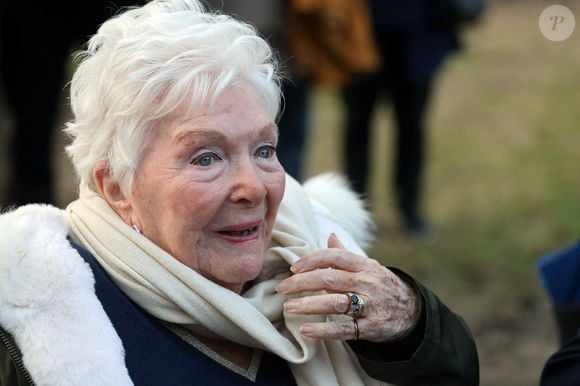 Line Renaud - Line Renaud, 97 ans, a inauguré un jardin public qui porte son nom, à Lille, France, le mercredi 17 décembre 2025.

© Claude Dubourg/Bestimage