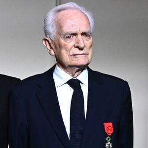Exclusif - Philippe Labro est décoré de la Légion d’honneur par le président de la République Française au palais présidentiel de l'Elysée à Paris, France, le 13 février 2025. © Guillaume Gaffiot/Bestimage