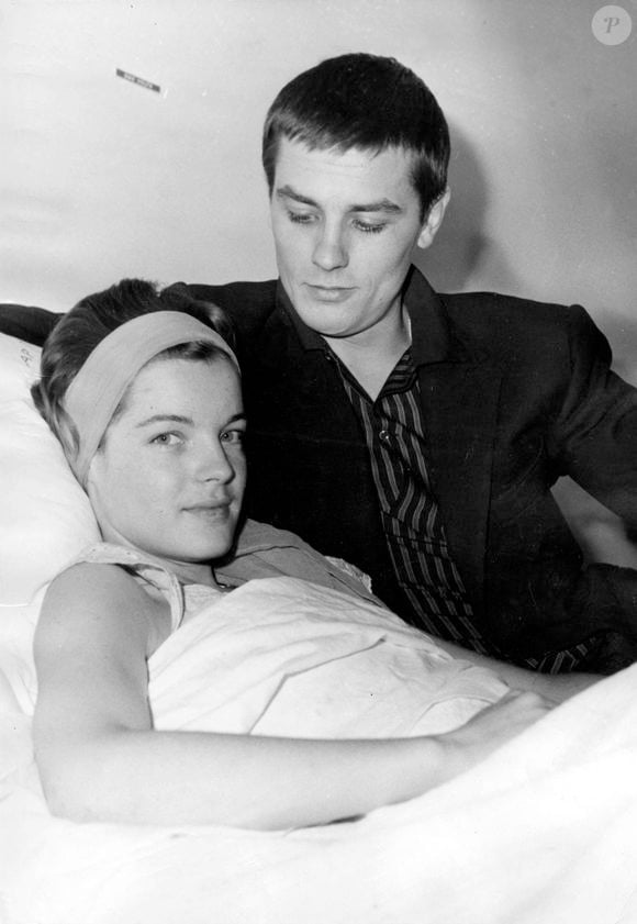 Finalement, le couple se sépare brutalement et Alain Delon entame des relations avec l'actrice Mireille Darc et épouse ensuite Nathalie, la mère de son fils Anthony Delon. 

Le 15 mars 1961 - Neuilly-sur-Seine, France - Alain Delon rend visite à Romy Schneider à la clinique de Neuilly après son opération de l'appendicite. © Keystone USA Collection / Bestimage
