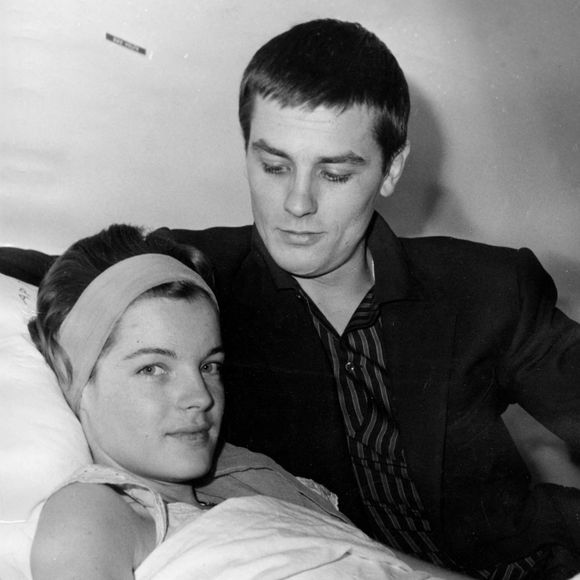 Finalement, le couple se sépare brutalement et Alain Delon entame des relations avec l'actrice Mireille Darc et épouse ensuite Nathalie, la mère de son fils Anthony Delon. 

Le 15 mars 1961 - Neuilly-sur-Seine, France - Alain Delon rend visite à Romy Schneider à la clinique de Neuilly après son opération de l'appendicite. © Keystone USA Collection / Bestimage