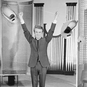 "Depuis deux ou trois ans, mes fils Arthur et Adam, qui ont respectivement 19 ans et 21 ans, ont pris la mesure de l’impact quand ils sortent."

Archives - En France, à Paris, Claude François sur le plateau de l'émission YO YE YE le 23 mars 1964.
© Gérard Letellier via Bestimage