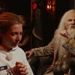Coline, la candidate anonyme, et le Père Fouras, dans l'épisode 6 de la saison 37 de "Fort Boyard" diffusée le 8 août 2026 sur France 2.

Capture d'écran France 2