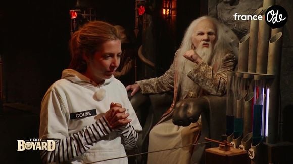 Coline, la candidate anonyme, et le Père Fouras, dans l'épisode 6 de la saison 37 de "Fort Boyard" diffusée le 8 août 2026 sur France 2.

Capture d'écran France 2