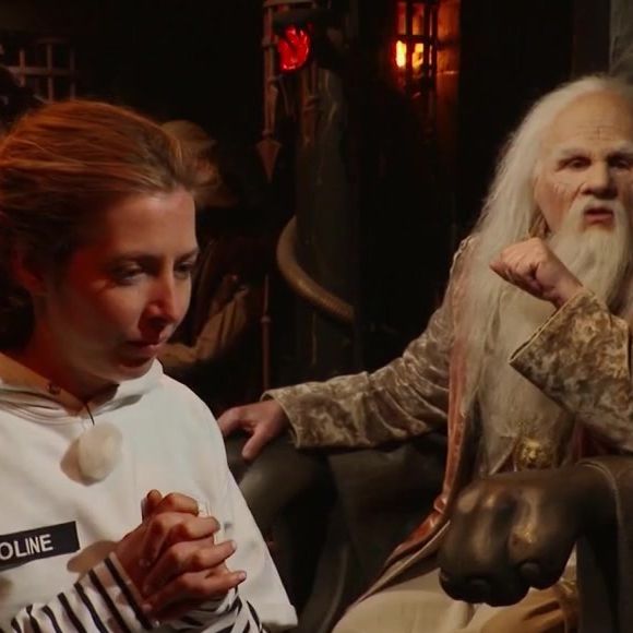 Coline, la candidate anonyme, et le Père Fouras, dans l'épisode 6 de la saison 37 de "Fort Boyard" diffusée le 8 août 2026 sur France 2.

Capture d'écran France 2