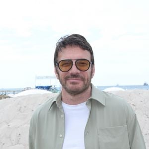 Samuel Le Bihan - Le 9ème Prix du "Cinéma Positif" a été décerné à M. Hazanavicius pour son film d'animation "La Plus Précieuse des Marchandises", sur la plage du Gray d'Albion lors du 77ème Festival International du Film de Cannes, le 24 mai 2024. © Rachid Bellak/Bestimage