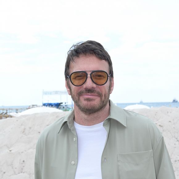 Samuel Le Bihan - Le 9ème Prix du "Cinéma Positif" a été décerné à M. Hazanavicius pour son film d'animation "La Plus Précieuse des Marchandises", sur la plage du Gray d'Albion lors du 77ème Festival International du Film de Cannes, le 24 mai 2024. © Rachid Bellak/Bestimage