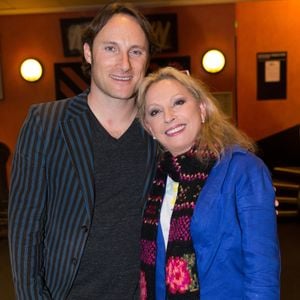 Véronique Sanson, à qui l'on souhaite un joyeux anniversaire ce jeudi, profite chaque mois d'août du cadre incroyable qu'offre Ibiza, pour se relaxer. 

Exclusif - Véronique Sanson et son fils Christopher Stills (Chris Stills) - People au concert de Véronique Sanson à l'Olympia. CYRIL MOREAU / BESTIMAGE