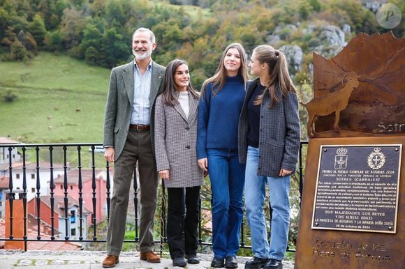 La reine Letizia, le roi Felipe VI, l'infante Leonor, la princesse Sofia - La famille royale d'Espagne lors de la cérémonie de remise des prix pour la ville exemplaire des Asturies 2024 à Sotres. Le 26 octobre 2024