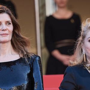 La raison ? Les deux femmes travaillent ce jour-là.

Chiara Mastroianni et sa mère Catherine Deneuve  lors du 77ème Festival International du Film de Cannes, le 21 mai 2024.

Photo : Jacovides-Moreau / Bestimage