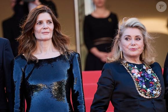 La raison ? Les deux femmes travaillent ce jour-là.

Chiara Mastroianni et sa mère Catherine Deneuve  lors du 77ème Festival International du Film de Cannes, le 21 mai 2024.

Photo : Jacovides-Moreau / Bestimage