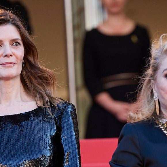 La raison ? Les deux femmes travaillent ce jour-là.

Chiara Mastroianni et sa mère Catherine Deneuve  lors du 77ème Festival International du Film de Cannes, le 21 mai 2024.

Photo : Jacovides-Moreau / Bestimage