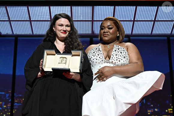 Mascha Schilinski (L) accepte le Prix du Jury (TIE) pour "Sound of Falling" de Da'Vine Joy Randolph (D) sur scène lors de la cérémonie de clôture du 78ème Festival de Cannes au Palais des Festivals le 24 mai 2025 à Cannes, France, le 24 mai 2025. Photo de David Niviere/ABACAPRESS.COM