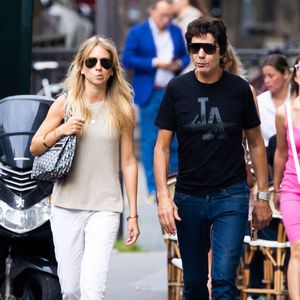 Exclusif -  Paris le 15 septembre 2022. Le chanteur Jean-Luc Lahaye ressort du café avec  Paola. 
©Agence / Bestimage