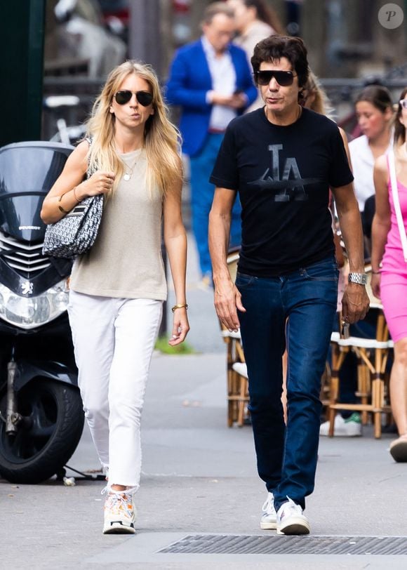 Exclusif -  Paris le 15 septembre 2022. Le chanteur Jean-Luc Lahaye ressort du café avec  Paola. 
©Agence / Bestimage