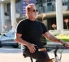 Pour transformer un effort en automatisme, Arnold conseille de garder un cadre identique (mêmes lieux, mêmes outils) et surtout de ne pas viser un objectif hors d'atteinte.

Arnold Swarzenegger s'est promené à vélo à Santa Monica. © Backgrid USA / Bestimage