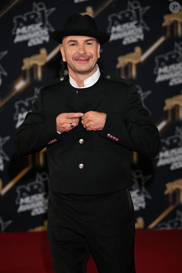 Michael Youn au photocall de la 26ème édition des NRJ Music Awards à Cannes, le 1er novembre 2024. © Bebert-Guignebourg/Bestimage