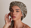 Adopter un bonnet de nuit permet de stopper efficacement ce phénomène.

Comment bien choisir son bonnet de nuit capillaire, en soie ou en satin.