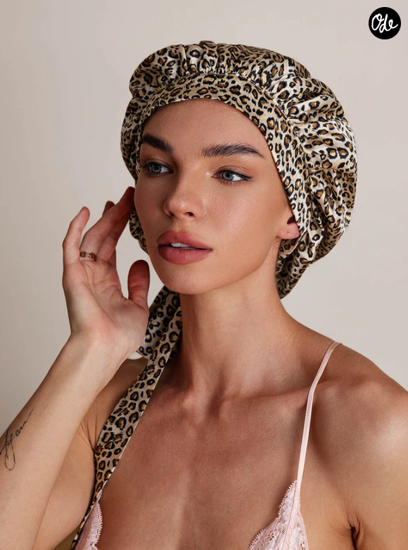 Adopter un bonnet de nuit permet de stopper efficacement ce phénomène.

Comment bien choisir son bonnet de nuit capillaire, en soie ou en satin.
