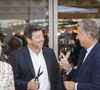 Patrick Bruel a modifié la décoration pour qu'elle soit adapté à la région. 

Jean-Philippe Nuel (Architecte d’intérieur), Maud Bailly (Directrice générale Sofitel, MGallery & Emblems), Sébastien Bazin (PDG du groupe Accor), Patrick Bruel, Pierre Gonzalvez (Maire de l’Isle sur la Sorgue), Emmanuel Borla (Directeur de l’hôtel) - Patrick Bruel inaugure son hôtel cinq étoiles "L'Isle de Leos MGallery" à L'Isle-sur-la-Sorgue, France, le 23 septembre 2025.  © Jack Tribeca / Bestimage
