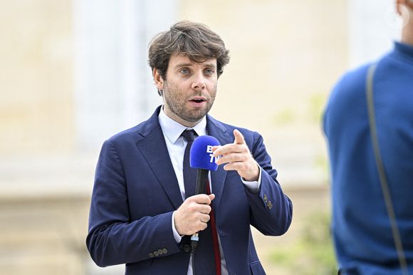 Benjamin Duhamel de BFM TV lors de la journée d'accueil des nouveaux députés à l'Assemblée nationale après le second tour des élections législatives, à Paris, France, le 8 juillet 2024. Photo par Victor Joly/ABACAPRESS.COM