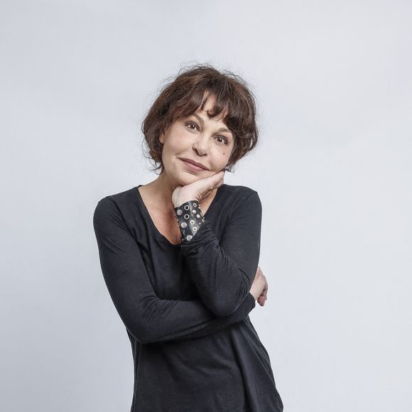Isabelle Mergault est décédée à 67 ans des suites d’un cancer.

Isabelle Mergault - Jour 2 - Studio - Enregistrement de l'émission "Le grand restaurant, la guerre de l'étoile " sur M6. Photo par Cyril Moreau / Bestimage